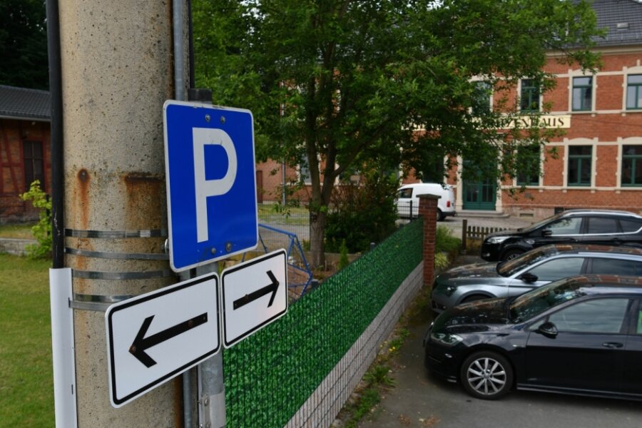 Kulturhaus: Parken wieder ohne Zeitlimit - Parkregelung am Parkplatz vor dem Kulturhaus.