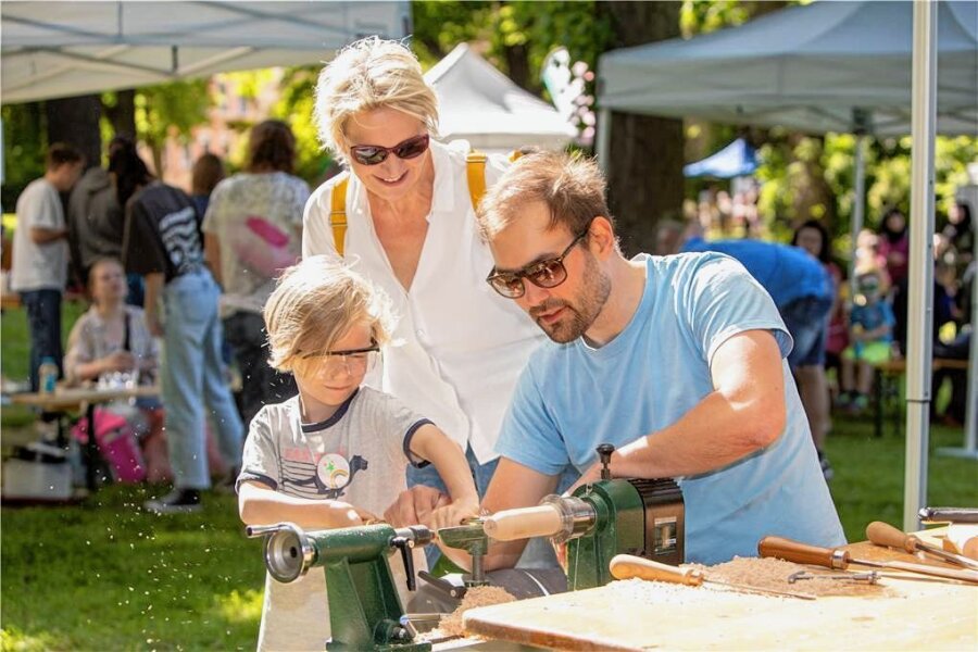 Kultursommer-Auftakt lockt Familien in Plauener Lutherpark - Benno aus Augsburg drechselte Kreisel mit Oma Kati Mayboom und Martin Stiller vom Sternenlabor.