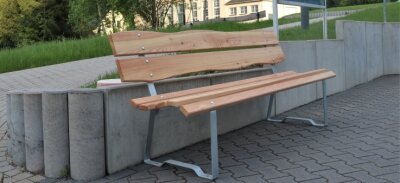 Kulturverein spendiert neue Bänke - In Leubsdorf wurden auf Initiative des örtlichen Kulturvereins Bänke aufgestellt. Eine davon steht am Lindenhof. 