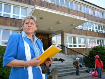 Kultus: Vier Schulen in Wechselburg droht das Aus - Blickt in eine ungewisse Zukunft: Wechselburgs Bürgermeisterin Renate Naumann (CDU) will den Fortbestand der Grundschule vor Gericht durchboxen. 16 Kinder werden am Sonnabend eingeschult.