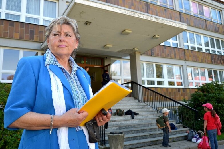 Kultus: Vier Schulen in Wechselburg droht das Aus - Blickt in eine ungewisse Zukunft: Wechselburgs Bürgermeisterin Renate Naumann (CDU) will den Fortbestand der Grundschule vor Gericht durchboxen. 16 Kinder werden am Sonnabend eingeschult.