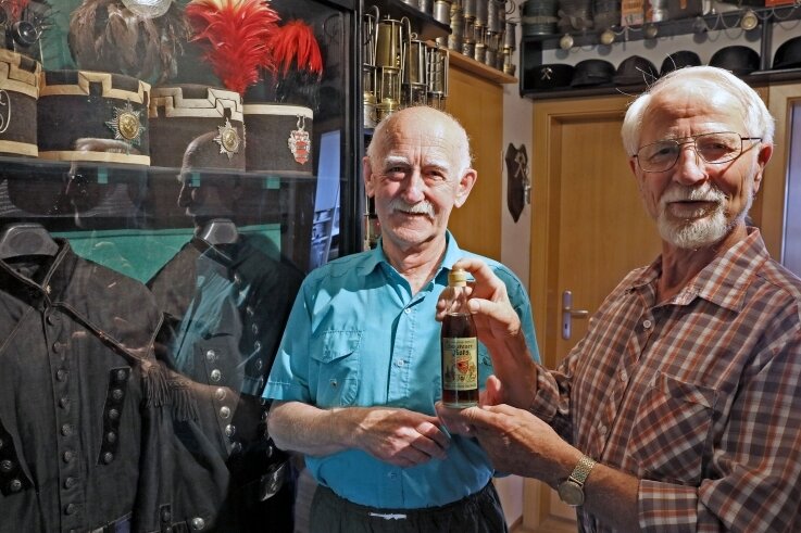 Kumpel wird wohl doch zum Flaschensammler - Werner Gottschald (76, rechts) schenkt Jürgen Schlosser (77) eine Flasche "Zwickauer Koks", die vermutlich aus dem Jahr 1949 stammt. 
