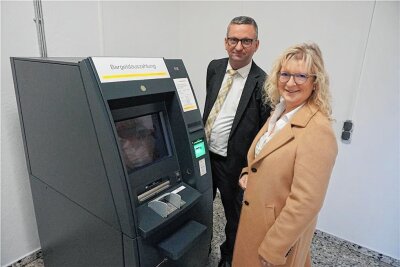 Kunden in Oelsnitz sauer: Frust am Commerzbank-Automat - 2021 weihten Sven Schultheiß und Heike Ziegenbalg von der Commerzbank den Automat ein. Nun fiel er aus.