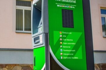 Kunden nutzen digitale Angebote - Einen Geldautomaten vor der ehemaligen Filiale in Flöhe können die Commerzbankkunden kostenfrei nutzen, heißt es. 