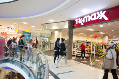 Kunden stürmen TK Maxx-Eröffnung in Plauen - Kunden stürmen die neu eröffnete Filiale von TK Maxx in der Plauener Stadt-Galerie.