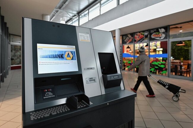 Kunden von Commerzbank können Aufatmen: Automat kommt nach Rochlitz - Ein Automat der Commerzbank steht bereits im Muldecenter. Doch noch ist er außer Betrieb.