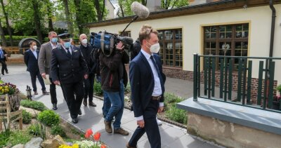 Kundgebung begleitet Kretschmer-Besuch - Begleitet von einem Pressetross, war Ministerpräsident Michael Kretschmer am Freitagnachmittag auf dem Weg zum Brauerei-Gasthof in Zwönitz. Dort kam er ins Gespräch mit Vertretern des Zwönitzer Gewerbevereins, die ihn in die Stadt eingeladen hatten. 
