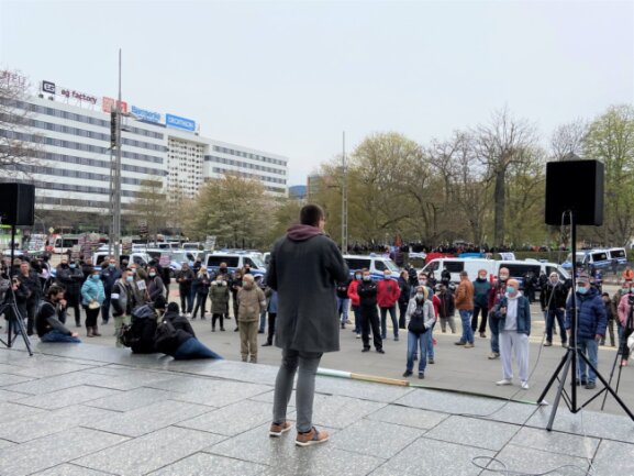 Kundgebung der "Freien Sachsen" in Chemnitz: Etwa 200 Demonstranten und Gegendemonstraten versammelten sich - Redner der "Freien Sachsen" am Karl-Marx-Kopf war der NPD-Kreisrat im Erzgebirge, Stefan Hartung.