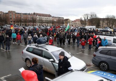 Kundgebung gegen die Corona-Politik: Hunderte demonstrieren in Zwickau - Rund 300 Personen haben am Samstag in Zwickau gegen die Corona-Politik demonstriert.