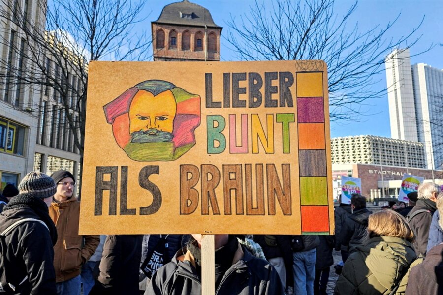 Kundgebung gegen Rechts in Chemnitz: „Gewöhnung an Nazis ist gefährlich“ - Rund 300 Menschen nahmen an einer Kundgebung gegen Rechts am Samstag am Roten Turm teil.