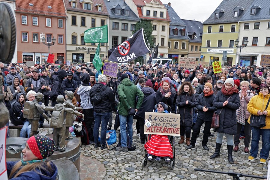 Kundgebung gegen rechts in Glauchau: Wie viel „Demogeld“ gab es diesmal? - Laut Polizeiangaben beteiligten sich am Samstag in Glauchau 375 Menschen an der Demo gegen rechts.