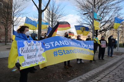 Kundgebung in Chemnitz: Teilnehmerinnen und Teilnehmer fordern Frieden für die Ukraine - 