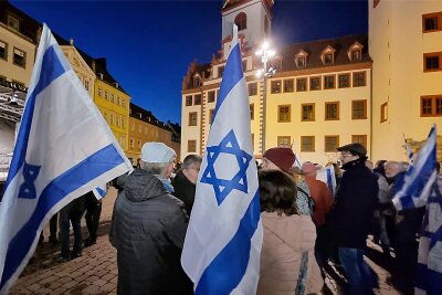 Kundgebung in Chemnitz: Trauer, Anteilnahme, klare Ansagen – und eine Botschaft aus Israel - Teilnehmer der Kundgebung am Dienstagabend auf dem Markt von Chemnitz.