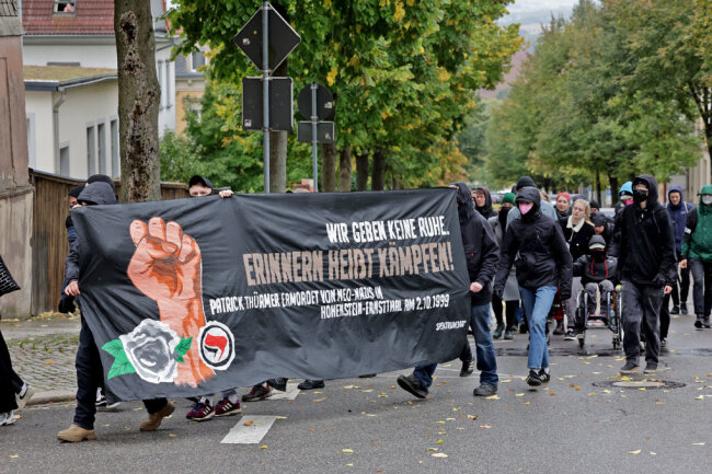 Kundgebung in Hohenstein-Ernstthal: "Bündnis Chemnitz Nazifrei" erinnert an Tod von Patrick Thürmer - Etwa 50 Teilnehmer haben am Samstagmittag an einer Demonstration in Hohenstein-Ernstthal aufgerufen.