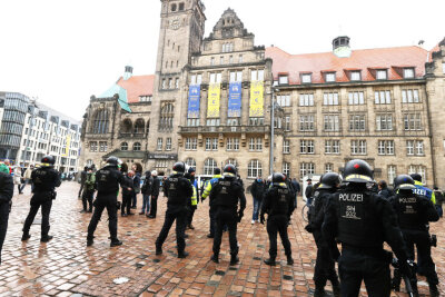 Kundgebung in Zwickau, Polizeieinsätze in Dresden und Chemnitz - so lief der Samstag in Sachsen - Polizisten sperren den Neumarkt.