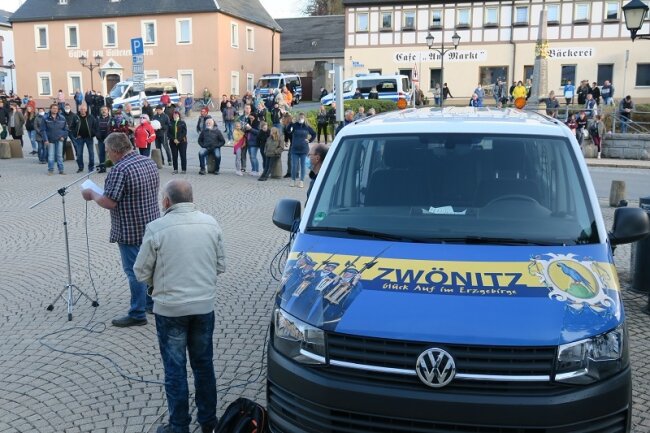 Kundgebung zu Corona-Maßnahmen: Rund 300 Teilnehmer in Zwönitz - 