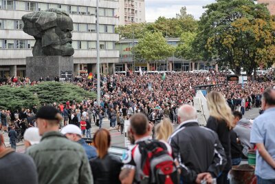 Kundgebungen gegen Rechts und erneute Bauernproteste: Hier kommt es in den nächsten Tagen in Chemnitz zu Einschränkungen - Rund um das Karl-Marx-Monument kommt es in den nächsten Tagen zu mehreren Kundgebungen und Aufzügen.