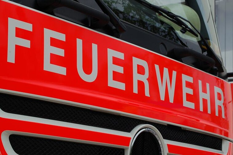 Kunnersdorf: Weihnachtsbaum in Flammen - Zwei Verletzte - 