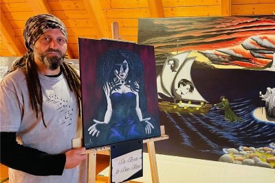 Kunst als Therapie: "Wie malt man eine Seele?" - Jan Trümmer mit zwei seiner Bilder in der aktuellen Ausstellung im Huthaus vom Göpel in Johanngeorgenstadt. 