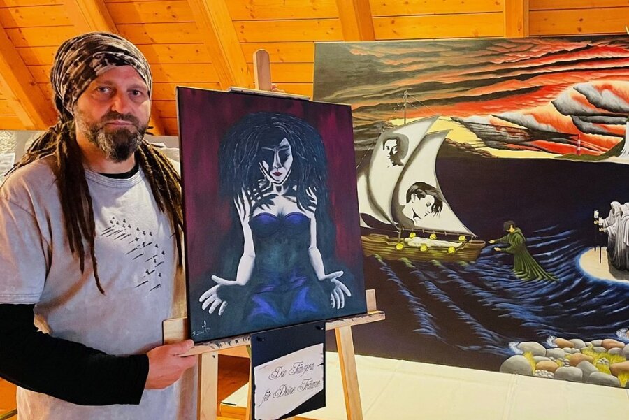 Kunst als Therapie: "Wie malt man eine Seele?" - Jan Trümmer mit zwei seiner Bilder in der aktuellen Ausstellung im Huthaus vom Göpel in Johanngeorgenstadt. 