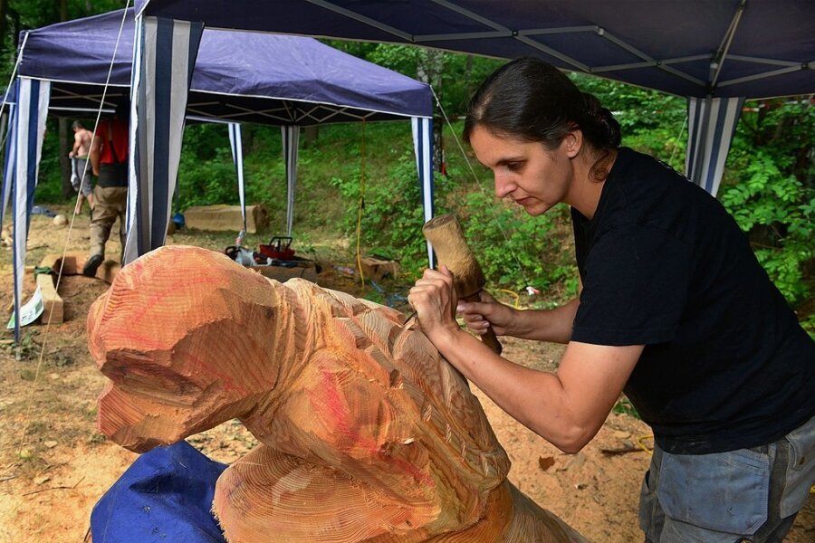 "Kunst am Wasser" findet im Juli an der Talsperre Kriebstein statt - Doreen Wehrhold arbeitete bei einem früheren Skulpturenwettbewerb an einem japanischen Flussgeist. Foto: Falk Bernhardt