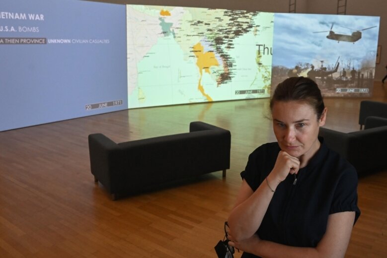Die spanische Künstlerin Cristina Lucas vor ihrer Videoinstallation "Unendlicher Blitzschlag", zu sehen in der neuen Sonderausstellung der Kunstsammlungen Chemnitz mit dem Titel "Maschine im Stillstand". 