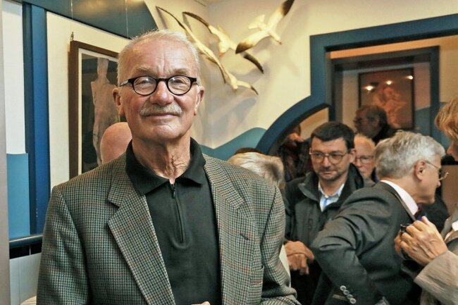 Kunst-Arbeiter: Der Grafiker und Bildhauer Axel Wunsch wird 80 Jahre alt - Axel Wunsch bei der Eröffnung einer Ausstellung seiner Werke in Werdau im Jahr 2019.