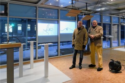 Kunst aus alter Tankstelle in Chemnitz strahlt in den Dezemberabend aus - Es ist kühl im Projektraum. Doch Christian von Borczyskowski und Rolf Lieberknecht (von links) sind zufrieden mit der Ausstellung. 