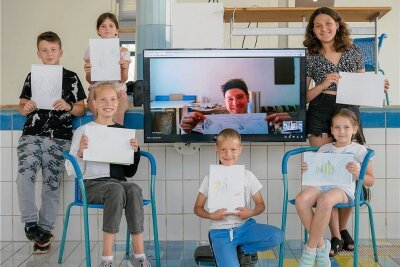 Kunst aus der Ferne:  Ukrainische Kinder liefern Skizzen für Skulpturen in Thalheim - Beim Workshop waren alle voll bei der Sache. Sowohl die ukrainischen Kinder in Thalheim als auch ihr Landsmann und Künstler Volt Agapeyev, der Kiew derzeit nicht verlassen darf. 