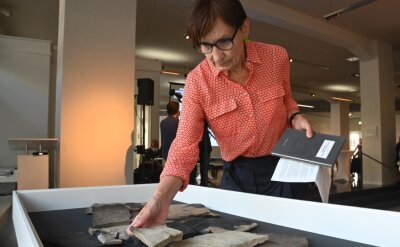 Kunst, aus uraltem Brunnen geschöpft - Ines Bruhn hat die Ausstellung der australischen Künstlerin Therese Kheog im Archäologiemuseum kuratiert - Corona-bedingt ohne unmittelbaren persönlichen Kontakt zur Künstlerin. Das war auch für sie eine Premiere. 
