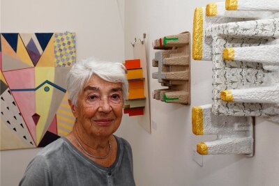 Kunst aus Verpackungen und großformatige Bilder - Ilona Langer in der "Kleinen Galerie" am Hohensteiner Altmarkt mit ihrem Werk "Bankenviertel mit Klagemauer". 