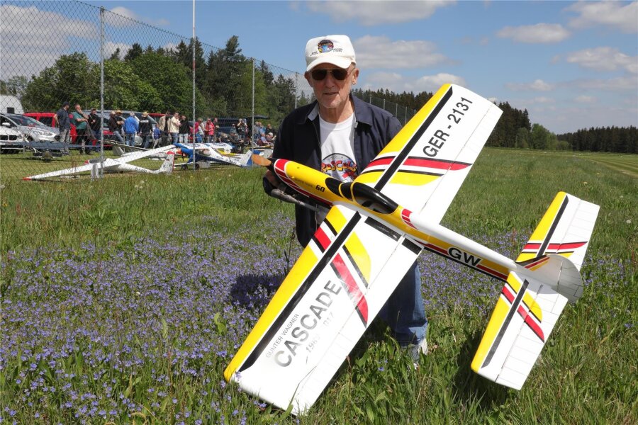 Kunst des Fesselflugs begeistert zu Himmelfahrt am Kalten Muff bei Ehrenfriedersdorf - Gunter Wagner liebt seit seiner Jugend den Fesselflug, bei dem das Motorflugzeug über zwei Leinen gesteuert wird.