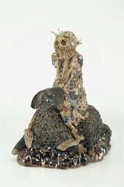 Kunst, die wehtut - "Schön" geht anders, aber "schön" ist auch nicht der alleinige Maßstab - weder in der Kunst noch im Leben: "Skelett auf einem schwarzen Schaf" heißt dieses Werk von Carolein Smit.
