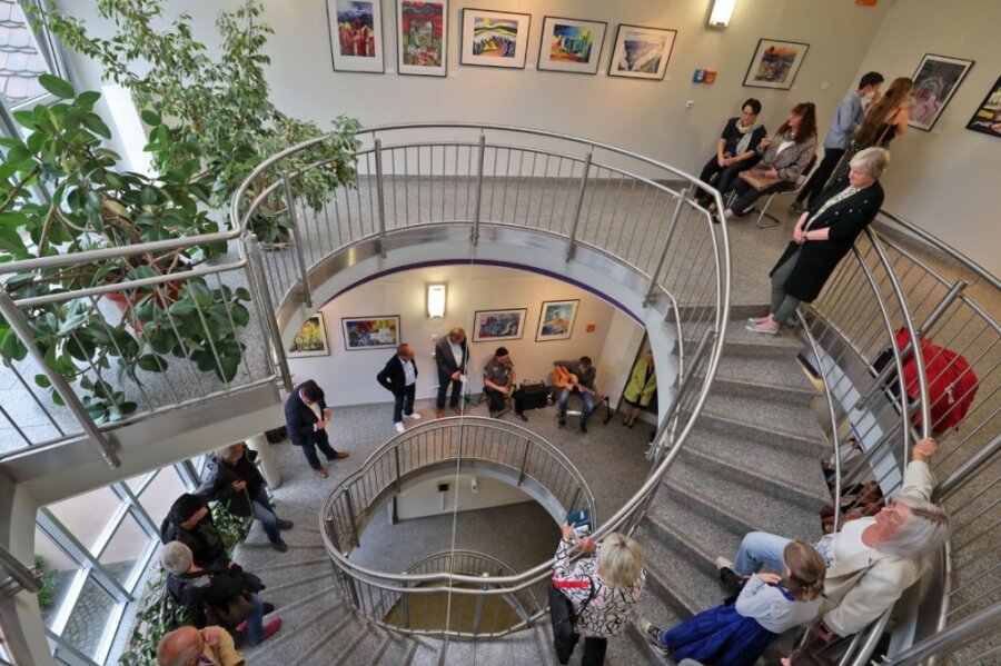 Der lichtdurchflutete Treppenaufgang des Rathauses in Hohenstein wird traditionell für Ausstellungen genutzt. Etwa 30 Besucher sind am Donnerstag zur Vernissage gekommen.
