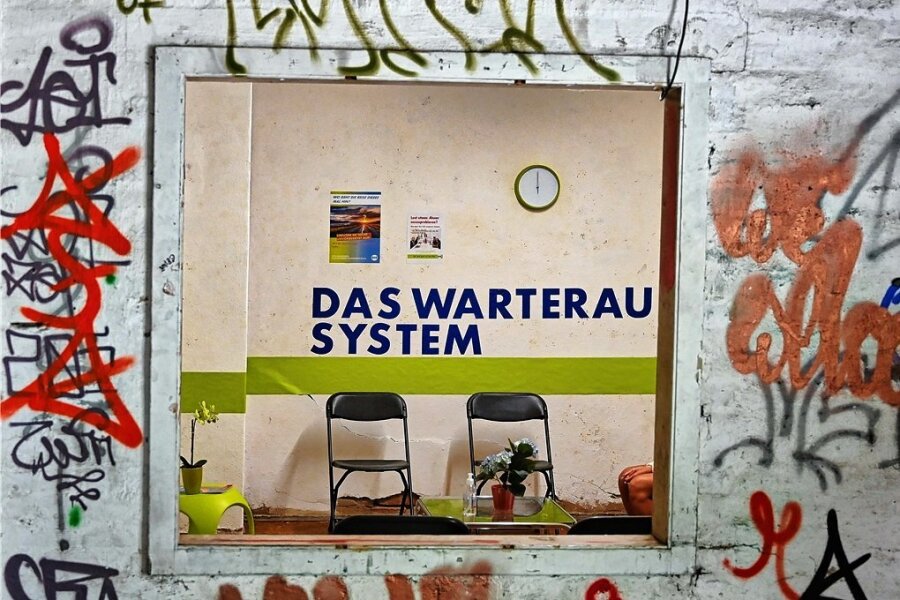 Kunst im Wartesaal: Auftakt zum Chemnitzer Festival "Begehungen" - Erfahrungen in einem Warteraum lässt Fabienne Margue in ihrer Installation "Das Warteraum-System" aufleben. 