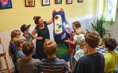 Kunst mit Pappe, Farbe, Draht und Holz - Künstlerin Martina Schubert erklärt ihre Plastik Dickmadame, die sie 2009 geschaffen hat. Die Kinder konnten dort selbst Hand anlegen. 