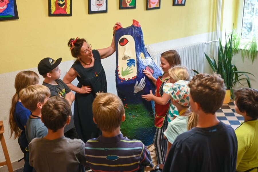 Kunst mit Pappe, Farbe, Draht und Holz - Künstlerin Martina Schubert erklärt ihre Plastik Dickmadame, die sie 2009 geschaffen hat. Die Kinder konnten dort selbst Hand anlegen. 
