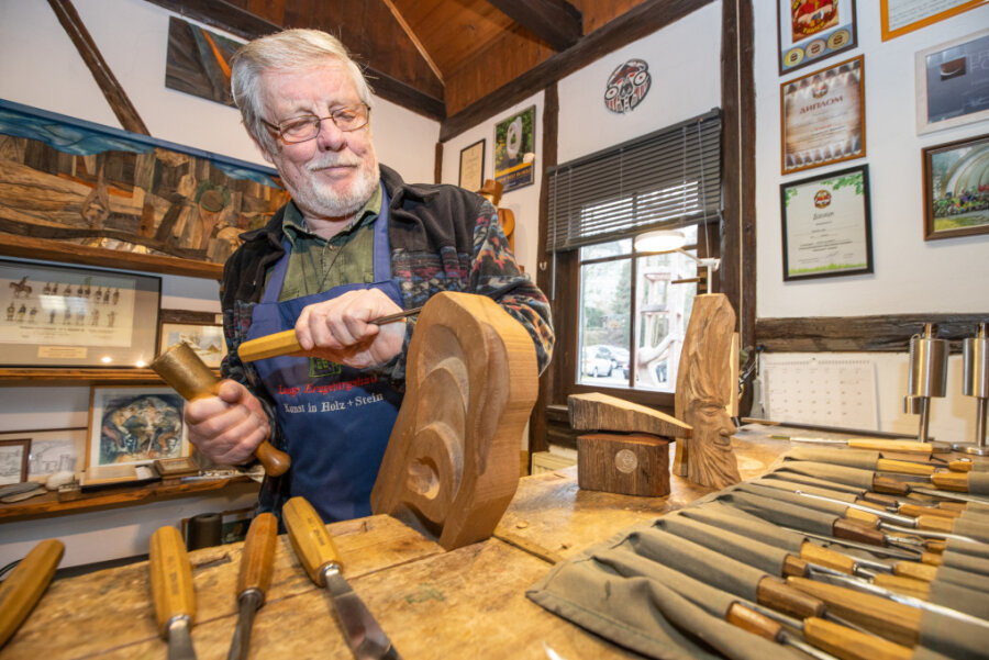Wie ihn viele im Erzgebirge kannten: Holzbildhauermeister Dietmar Lang in seiner Werkstatt in Frohnau. 