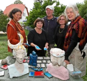 
              <p class="artikelinhalt">Hanna Siebenborn, Karla Schoppe, Axel Wunsch, Michaela List und Heidrun Weismann-Kahl (von links) suchen sich Glasuren für ihre Kunstwerke aus. </p>
            