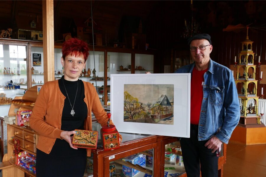 Kunst und Historie rücken beim Grünhainichener Heimatfest in den Fokus - Die Ausstellung in der alten Gewerbeschule wird von Antje Wolfeil und ihrem Mann Olaf vorbereitet.