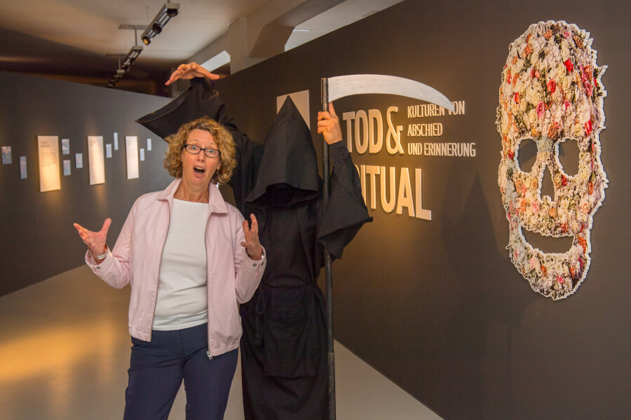 Kunstfigur "Der Tod" besucht Archäologiemuseum - Der Tod, anonymer Bühnenkünstler und selbsternannter Erfinder der "Death-Comedy", hat am Samstag das Archäologiemuseum in Chemnitz besucht.