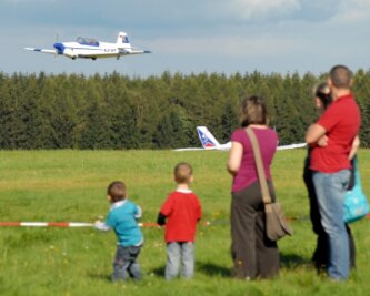 
              <p class="artikelinhalt">Diese Familie gehörte zu den Besuchern des Fliegerfest am Wochenende auf dem Flugplatz Großrückerswalde. An beiden Veranstaltungstagen wurden etwa 3500 Gäste gezählt. </p>
            