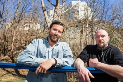 Kunstgarten im Syratal soll noch dieses Jahr fertig sein - Vereinschef René Seifert (links) und Markus Schneider unterhalb des Streitsberg, wo der Kunstgarten entstehen soll.