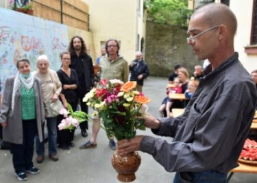 Kunstgenuss für alle Sinne - Die Vernissage glich unter Beachtung der Hygieneregeln einer Gartenparty und Familienfeier. Jörg Seifert bedankte sich mit je einer Blume symbolisch bei den beteiligten Künstlern. 