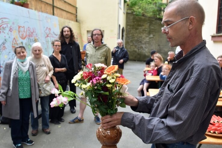 Kunstgenuss für alle Sinne - Die Vernissage glich unter Beachtung der Hygieneregeln einer Gartenparty und Familienfeier. Jörg Seifert bedankte sich mit je einer Blume symbolisch bei den beteiligten Künstlern. 