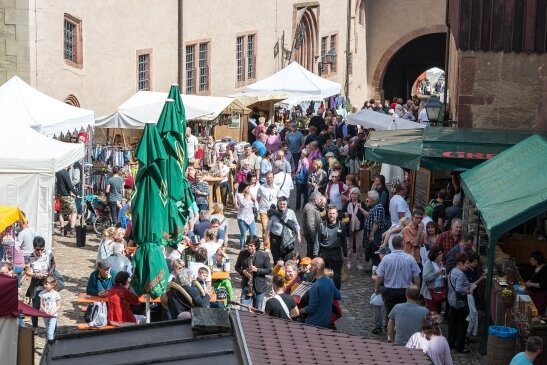 Zahlreiche Besucher lockte der Kunsthandwerkermarkt in vergangenen Jahren auf das Gelände von Schloss Rochlitz. Das Foto entstand zur Veranstaltung im April 2018. 