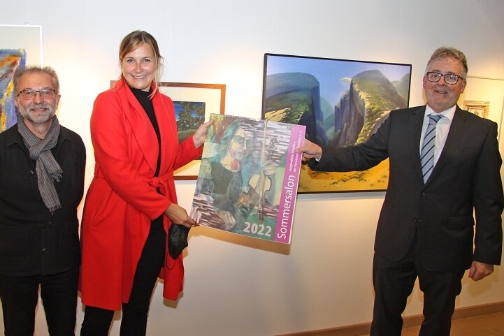 Kunstkalender erscheint in 16. Auflage - OB Constance Arndt mit Wolfgang Schinko (links) und Volker Schneider bei der Präsentation des Kunstkalenders für das Jahr 2022. 