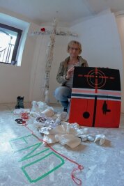 Kunstkeller überrascht: Wenn Rotkäppchen zum Kunstobjekt wird - Sabine Sachs gestaltete acht Kunstwerke für das Projekt "Ortsgespräche" mit dem Ausstellungstitel "Im tiefsten Wald". 