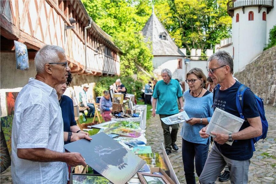 Kunstmarkt auf Schloss Rochsburg: "Die neuen Künstler wollen nächstes Jahr wiederkommen" - Fotodesigner Peter Ledig aus Methau hatte neben Bildern auch Kalender mit eigenen Motiven dabei. 
