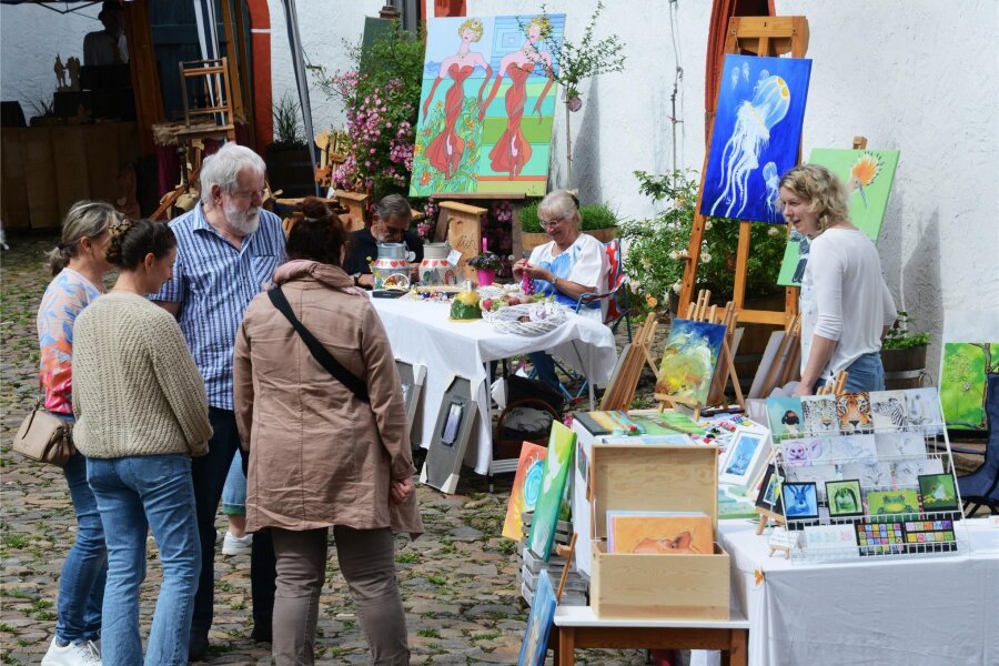 Kunstmarkt auf Schloss Rochsburg lockt 600 Gäste an - Zum Kunstmarkt kamen am Sonntag rund 600 Besucher auf die Rochsburg.